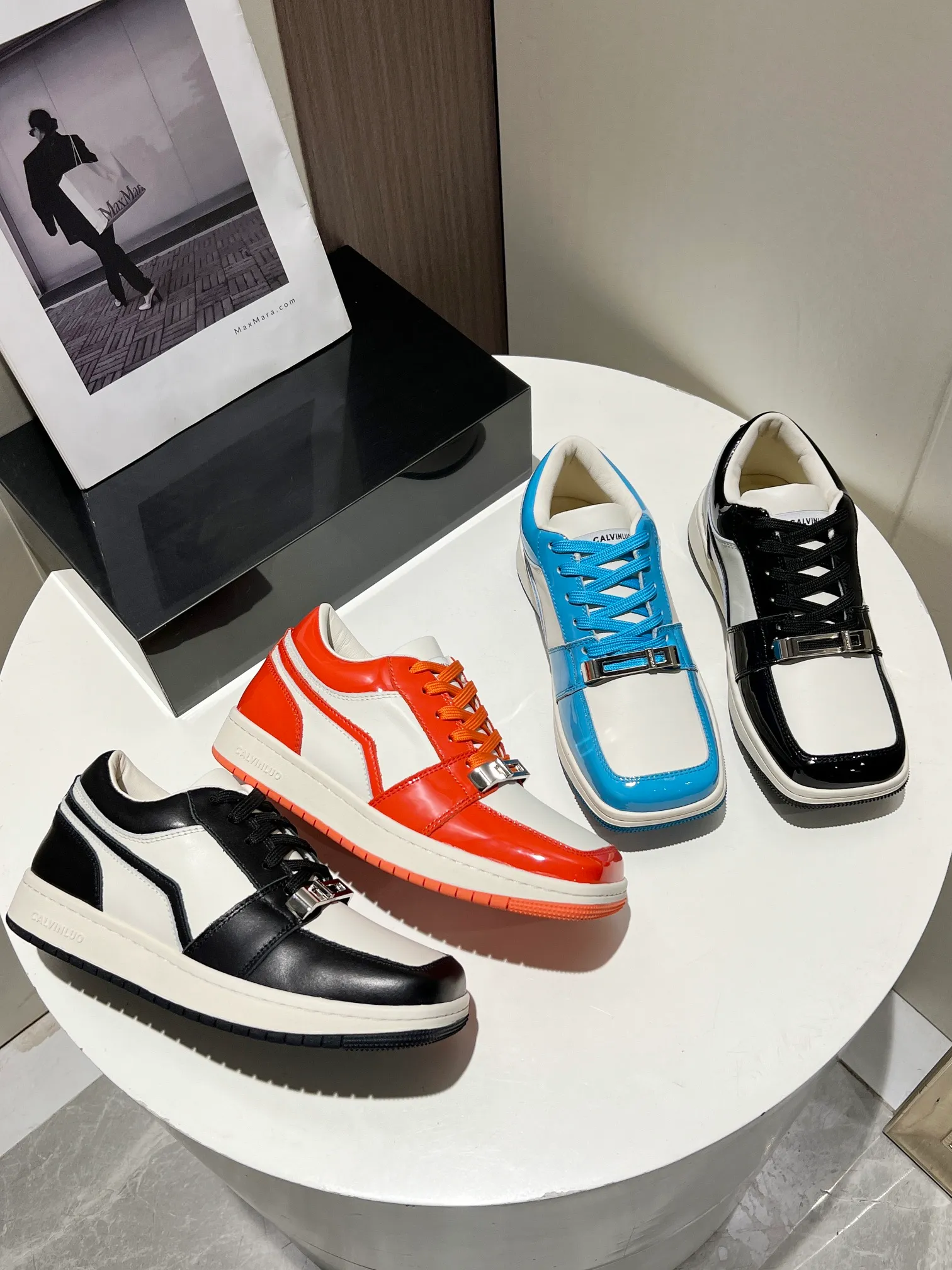 👟👟Ex-factory price 480👟👟 👑CALVINLUO I CUBE SNEAKER trendy brand square shoes low-top casual square-toe sneakers skateboard shoes sneakers👑 Starting from the design elements of classic two-color sneakers, CALVINLUO extracts the iconic elements of casual sneakers and integrates them into the formal "square toe" of formal shoes to make the overall lines of the sneakers more distinct. Nowadays, the matching rules are casual. 🧣Formal sports shoes are nothing new. The unique avant-garde square lines of CUBE SNEAKER, whether it echoes the tough and crisp suits, or appears in an eclectic manner in street styles, are a choice that breaks away from tradition and shows personality🧢 ▪️ Fabric: Original custom imported first-layer cowhide ▪️ Lining: Imported breathable mesh lining + soft sheepskin ▪️ Sole: Original molded two-color TPU outsole ▪️ Size: 35-40 (40 customized)